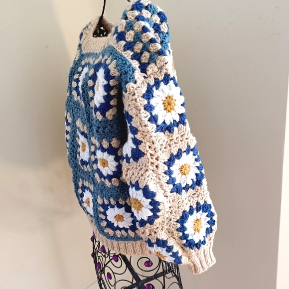 NEW Crochet Granny Squares Daisies Chunky Handknitted Sweater Size M Blue Cream - Picture 5 of 14